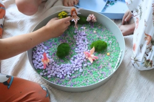 Jellystone Designs Senzorický třídící tác Play Tray, zelený