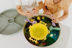 Jellystone Designs Senzorický třídící tác Play Tray, zelený