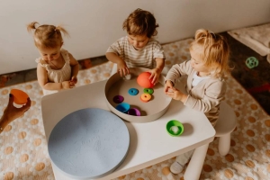 Jellystone Designs Senzorický třídící tác Play Tray, zelený