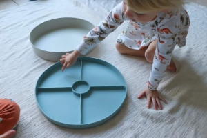 Senzorický třídící tác Play Tray, modrý